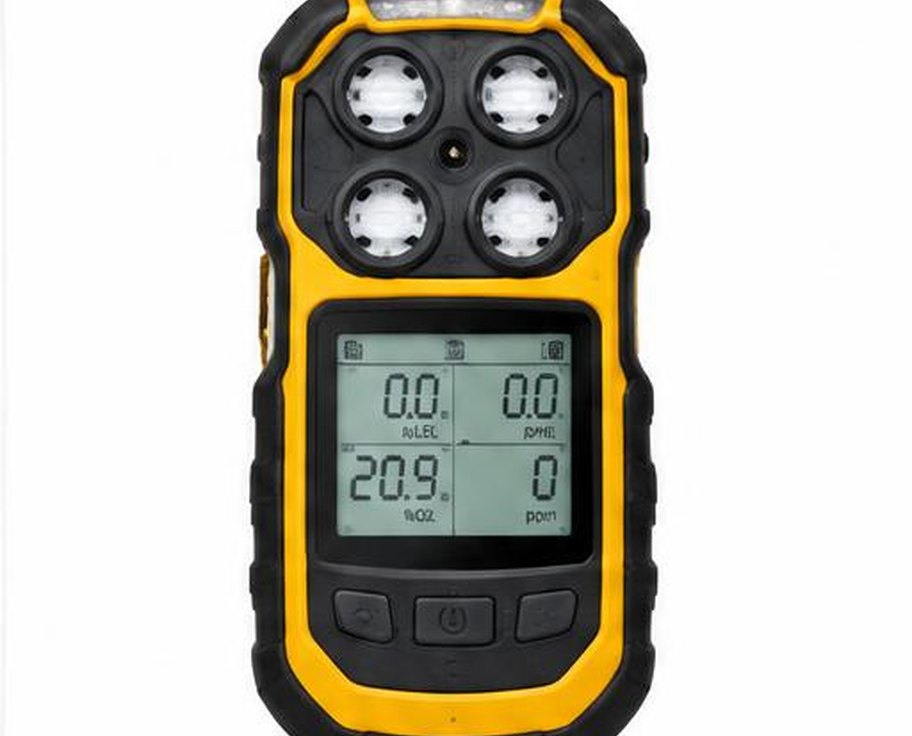 Rugged handheld four-gas detector with clear digital display